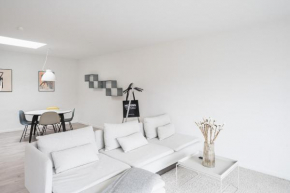 Fantastic apartment w french balcony